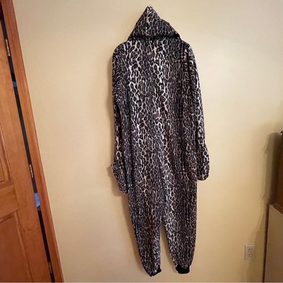 NICK & NORA Sz Medium Cheetah Print Hooded One Piece PJs Onesie Front Zip - Picture 2 of 7